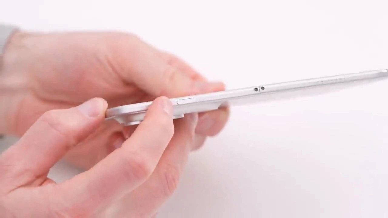 Apple Foldable iPhone Dummy Unit Appears Again, Offering a Closer Look at the Rumored iPhone Ultra Design