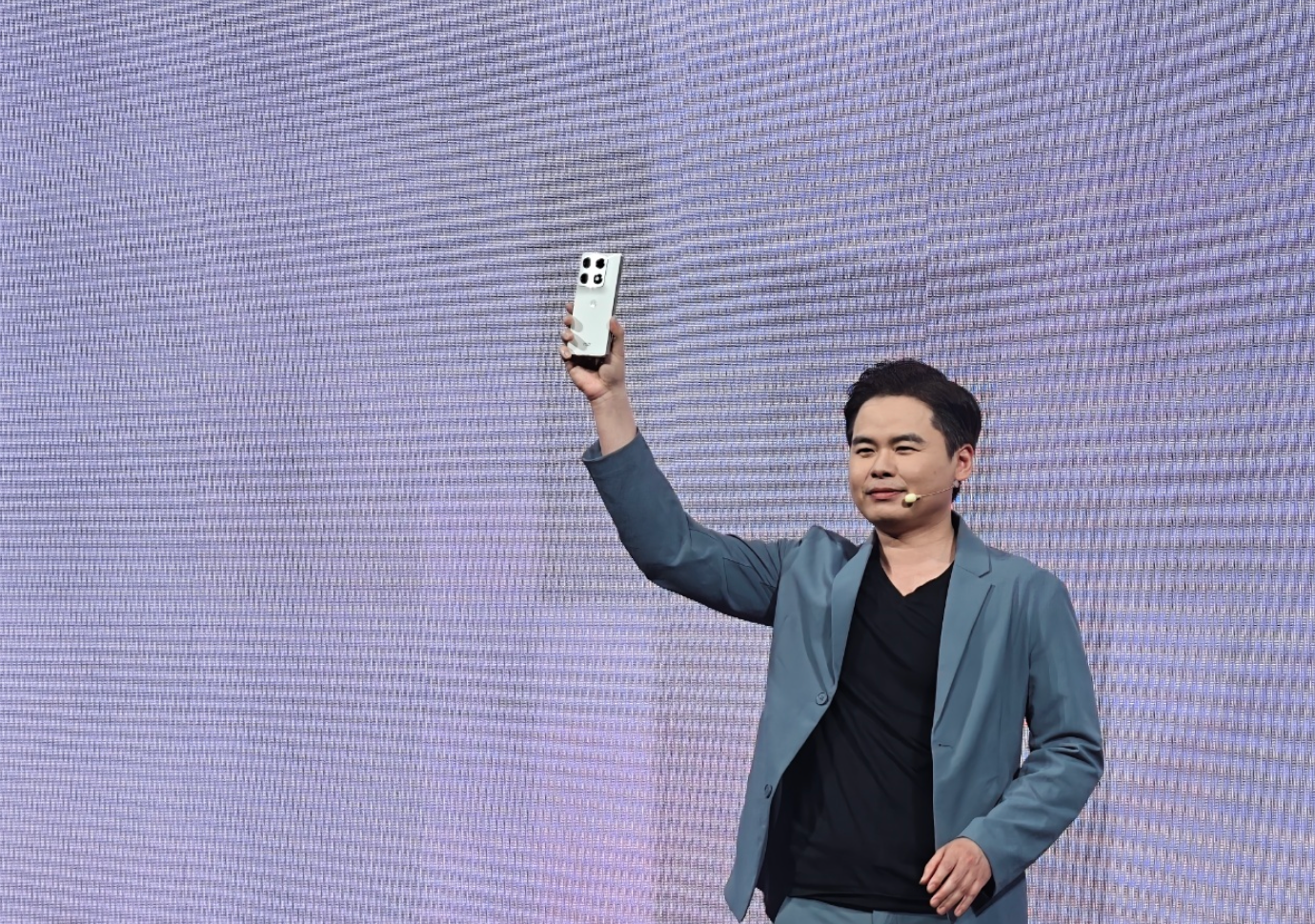 Motorola Unveils the Moto Razr Fold With 8.1-Inch Display, Snapdragon 8 Gen 5, and 6000mAh Battery image 2
