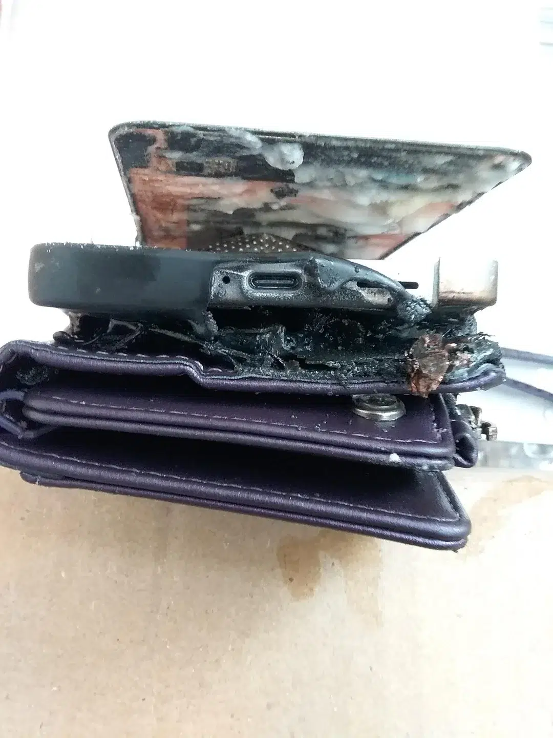 Samsung Galaxy S25 FE Catches Fire and Explodes During Nighttime Charging in Canada image 2