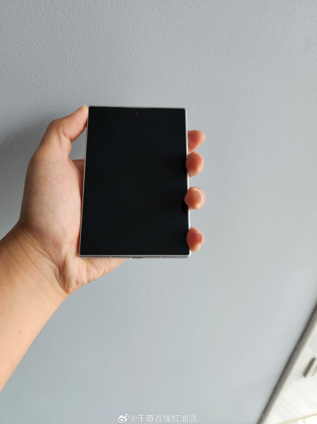 Samsung Galaxy Z Fold 8 and Z Fold 8 Ultra Mockup Comparison Leaks Displaying Size Differences image 4