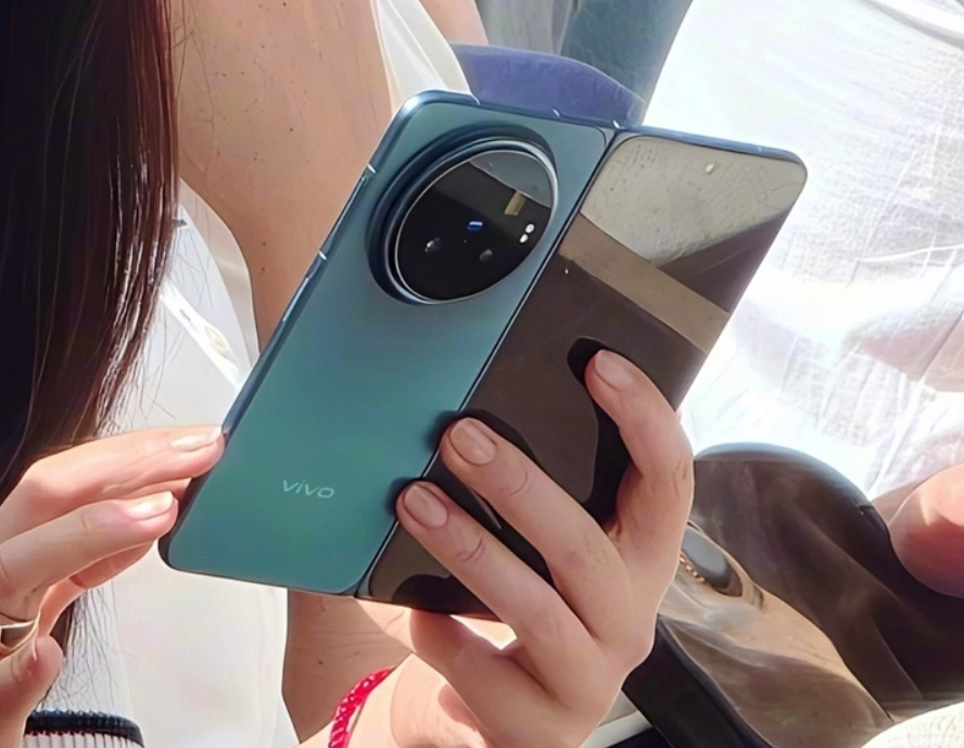 Vivo X Fold6 folding-screen design detail